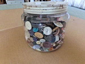 Bel barattolo di bottoni vintage assortiti - Foto 1 di 2