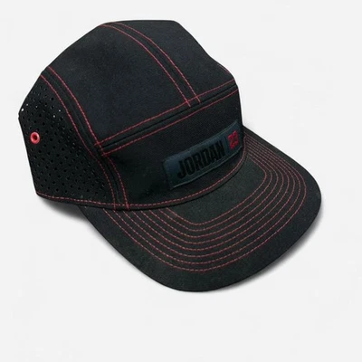 Chapéu SnapBack Vintage Anos 90 Jordan 23 preto e vermelho 5 painéis - Imagem 1 de 4