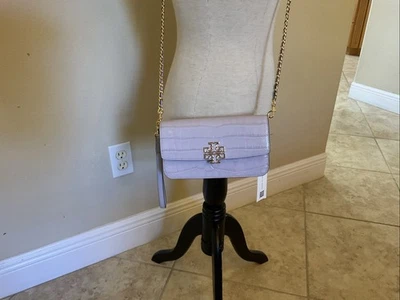  Nuevo con etiquetas Tory Burch, billetera de cadena podrida en relieve con muñeca, lila, precio de venta sugerido por el fabricante 485 USD Foto 1 de 4