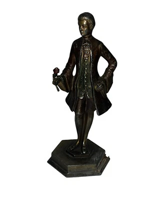 Antiguo compositor o hombre victoriano con estatua de metal rosa Foto 1 de 4