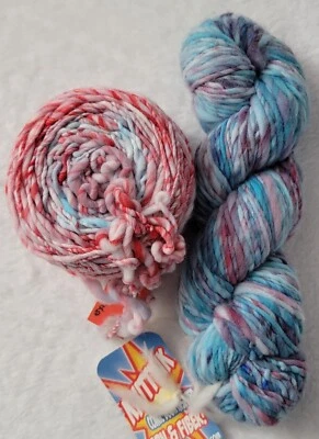 Novo Lote Misto 2 Hanks 1 Bolo Knittink Fio de Quadrinhos Fiado à Mão Multicolor - Imagem 1 de 4