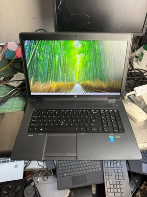 HP ZBook 17 G2 – i7-4710MQ / 16GB RAM / 128GB SSD + 1TB SSD / 17.3" / Windows 11 Foto 1 de 4