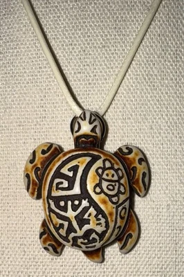 "Collar con cordón de cuero marfil colgante tortuga marina marrón y crema símbolo tribal 16""" Foto 1 de 4