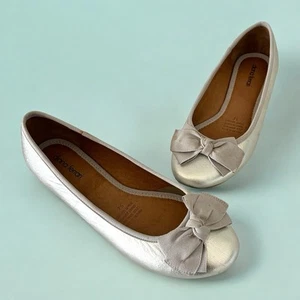 Diana Ferrari Silver Metallic Ballet Flats Shoes Sz 7.5 Leather Bow Comfort - Picture 1 of 8