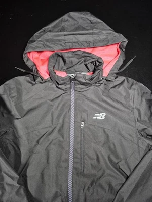 Chaqueta cortavientos New Balance mediana con cremallera completa negra con rosa para mujer... Foto 1 de 4