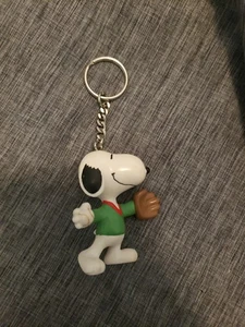 Vintage Peanuts PVC Snoopy Hartplastik Schlüsselanhänger 2,5" mit Baseballhandschuh - Bild 1 von 3