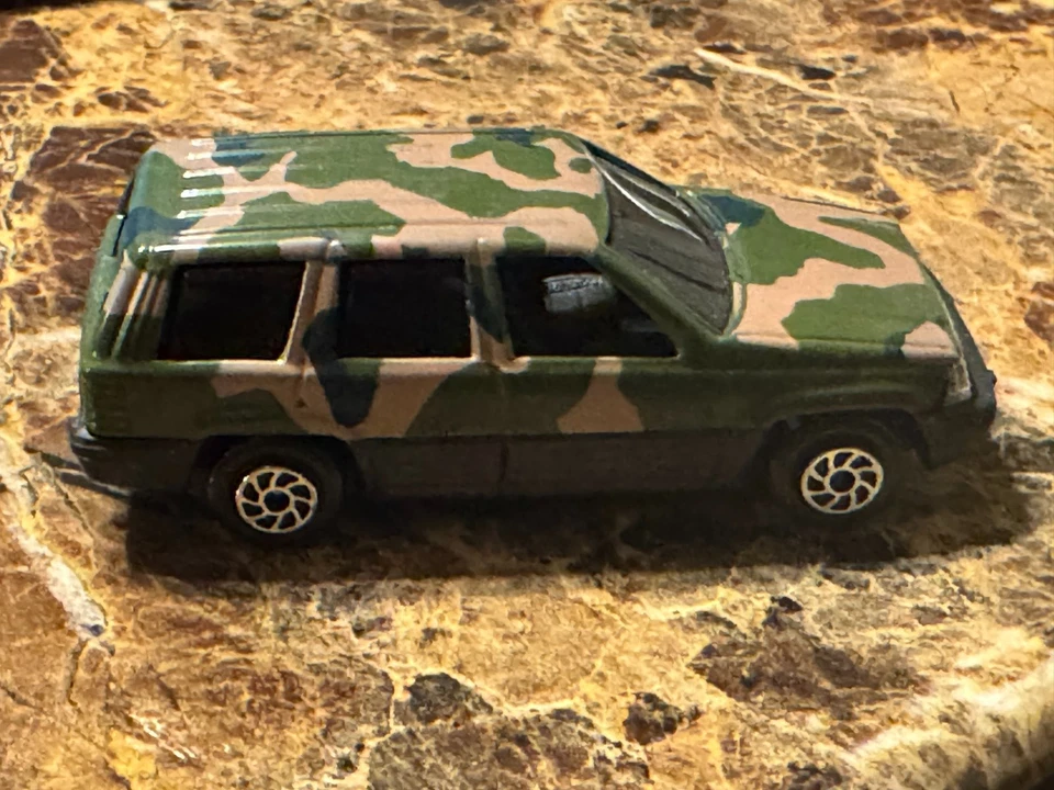 Yatming 1996 Jeep Grand Cherokee ZJ Diecast 4x4 #827  - Image 1 of 1