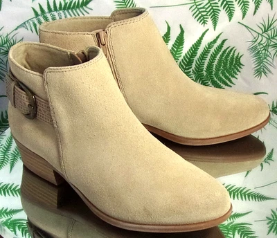CLARKS ADDIY KARA BEIGE GAMUZA CUERO MODA BOTINES ZAPATOS EE. UU. MUJER TALLA 7 M Foto 1 de 4