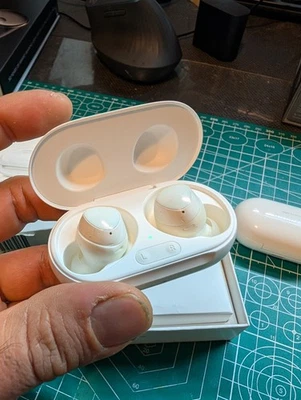 Samsung Galaxy Buds Bluetooth Kopfhörer  mit Ersatz-Ladehülle - Bild 1 von 4