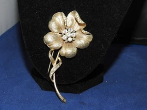 Vintage Kramer goldfarbene Blumennadel mit klaren Steinen - Bild 1 von 6