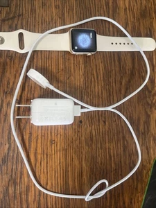 Apple Watch Series 1 38mm 7000 Series Aluminum. S/m Band With Charger. Unpaired. - Photo 1 sur 2