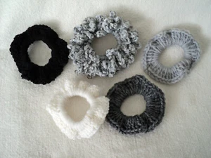 Menge 5 neue gehäkelte grau schwarz & weiß Haar Scrunchies - Bild 1 von 3