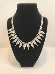 Collar Punk Gótico con Picos de Cadena Tonificada en Tono Plateado con Acentos de Estrás de Express 21"  - Imagen 1 de 9