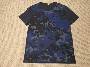 T-shirt uomo Burberry Brit logo metallo blu mimetica grande - Foto 1 di 5