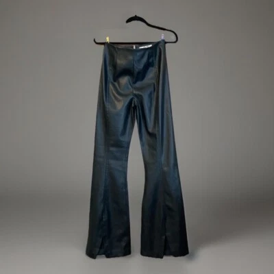 Pantalones acampanados We The Free 27 imitación cuero dobladillo dividido en negro estilo bohemio Foto 1 de 4