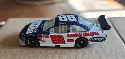 Coche de carreras Dale Earnhardt Jr. #88 Guardia Nacional Impala azul blanco rocío de montaña Foto 1 de 4