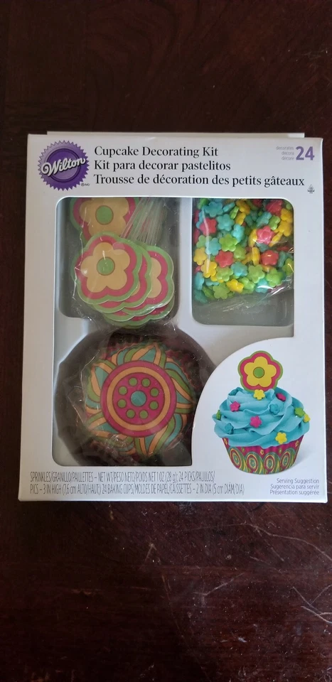 Wilton 8039 Kit de Decoración de Cupcakes Flores NUEVO Decora 24 Selecciones Espolvoreas Foto 1 de 3