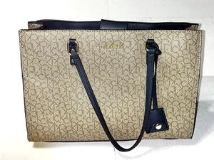 Bolso de hombro Calvin Klein para mujer verde tostado con logotipo con llavero - Imagen 1 de 19