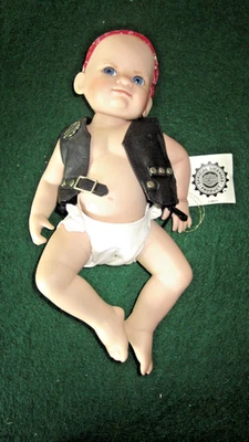 Muñeca de porcelana Harley Davidson bebé vintage con chaleco y pañuelo Foto 1 de 4
