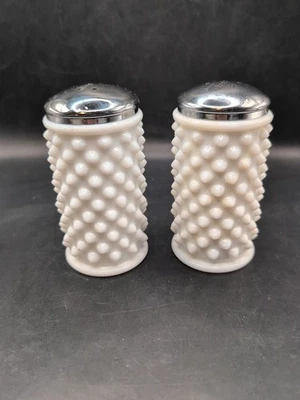 Fenton Vintage Hobnail Milk Glass Salt and Pepper Shakers Set  ,4" Cottage Core Foto 1 de 4
