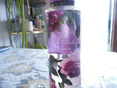 Bruma de fragancia "Pétalos de terciopelo indómitos" 8,4 oz de Victoras Secret. 2001 Foto 1 de 4