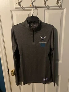 Maglione Under Armour uomo Charlotte Hornets quarto zip taglia S nuovo con etichette 1318894 NBA - Foto 1 di 4