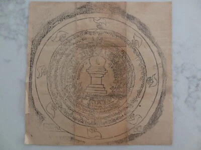 ANTIGUA IMPRESIÓN DE AMULETO EN MADERA BUDISTA TIBETANO MONGOL SOBRE PAPEL Foto 1 de 3