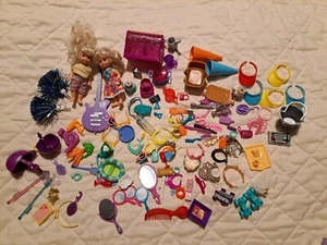 Lotto accessori bambola Barbie pettini chitarra specchi cucina cestino pattini corone + - Foto 1 di 4