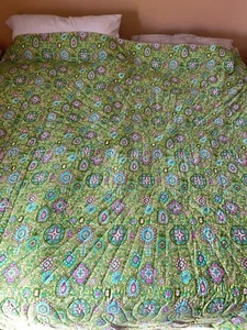 Trapunta Groovy Mod anni 60 anni '70 King 112"" x 87"" Prop Retro Brillante Fiore Geo - Foto 1 di 11
