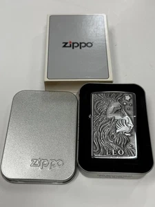ZIPPO 1998 LEO BARRETT SMYTHE ZODIAC HOROSCOPE  LIGHTER SEALED IN BOX 835H - Picture 1 of 7
