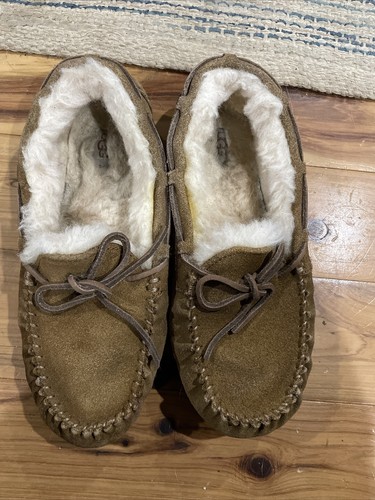 Mocassino UGG donna 6 Dakota slip on scarpe mocassino marrone scamosciato pelle di pecora pile