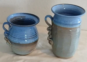 2 vasi in argilla con manico fatti a mano firmati Vic alti 7,7" e 5,7" HAIRLINE CRACK! - Foto 1 di 24
