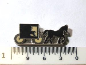 Amish Horse & Buggy Lapel Pin Vintage - Picture 1 of 2
