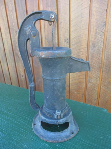 ANTIQUE OLD Cast Iron PITCHER Hand WATER PUMP Measures 16" High DECORATION Cover