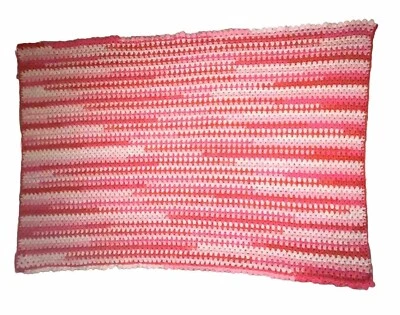 Manta de ganchillo hecha a mano tonos de rosa gruesa pesada 47" x 34" Foto 1 de 4