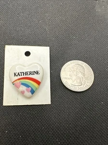 Vintage 80er 80s Regenbogen Herz Namen Pin "Katherine" für Hut Tasche Jacke Shirt - Bild 1 von 2