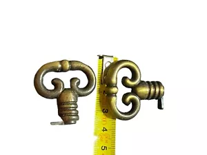 ANCIEN VINTAGE 2 FAUSSES CLE PORTE MEUBLE DÉCORATION BRONZE LAITON OU ALU - Imagen 1 de 3