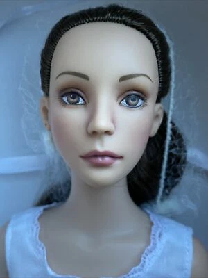 Модная кукла Tonner Tyler 16 дюймов Tonner Cinderella BASIC EUPHEMIA BRUNETTE LE 2006 - Изображение 1 из 4