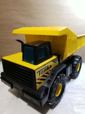 Camión de volteo Tonka 93918 clásico de acero Mighty Foto 1 de 4
