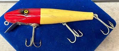 Señuelo Muskie "Paw Paw" de colección - agrietado - madera - rojo/blanco con ojos - 3 agudos Foto 1 de 4