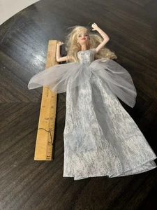 Barbie Puppe 2003-#1186 MJ1NL Mattel blaue Augen, blonde Haare silbernes Kleid - Bild 1 von 10