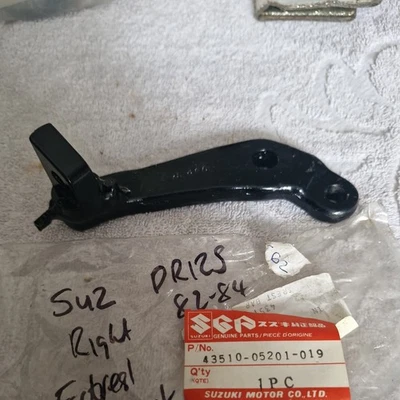 Suzuki DR 125 SP 125 Front Right Footrest Bar Genuine NOS  — 第 1/4 张图片