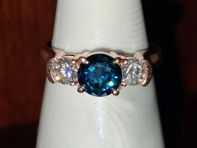 1,5 CTW. Anillo de tres piedras de diamantes azules engarzado en oro rosa de 14 quilates Foto 1 de 4