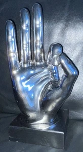 ESCULTURA DE MANO COLOR PLATA HACIENDO OK GESTO EN ACABADO CROMADO 12 PULGADAS DE ALTO - Imagen 1 de 8