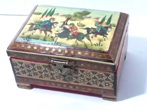 VINTAGE ASIAN Wood Inlay TRINKET BOX Lacquer BATTLE SCENE Lined Hinged PAINTED - Picture 1 of 12
