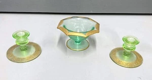 Vaselina verde Depresión vidrio hoja de oro compota y dos candelabros - Imagen 1 de 3