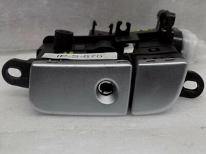 2003-2011 MERCEDES-BENZ R230 SL CLASS GLOVE BOX LOCK RELEASE HANDLE A2306800084 - Foto 1 di 10