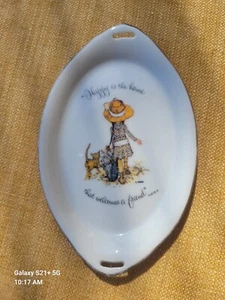 Plato Holly Hobbie Pequeño "Feliz es el hogar que da la bienvenida a un amigo"... - Imagen 1 de 4
