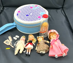 Set mit 5 Vintage Puppen ~ One is a 1965 Hasbro 4" aus Hongkong, Zubehör, Koffer - Bild 1 von 17