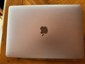 MacBook Air 2018 13” Retina i5 1.6GHz 8GB RAM – Fully Working – Cosmetic Damage - Afbeelding 1 van 11
